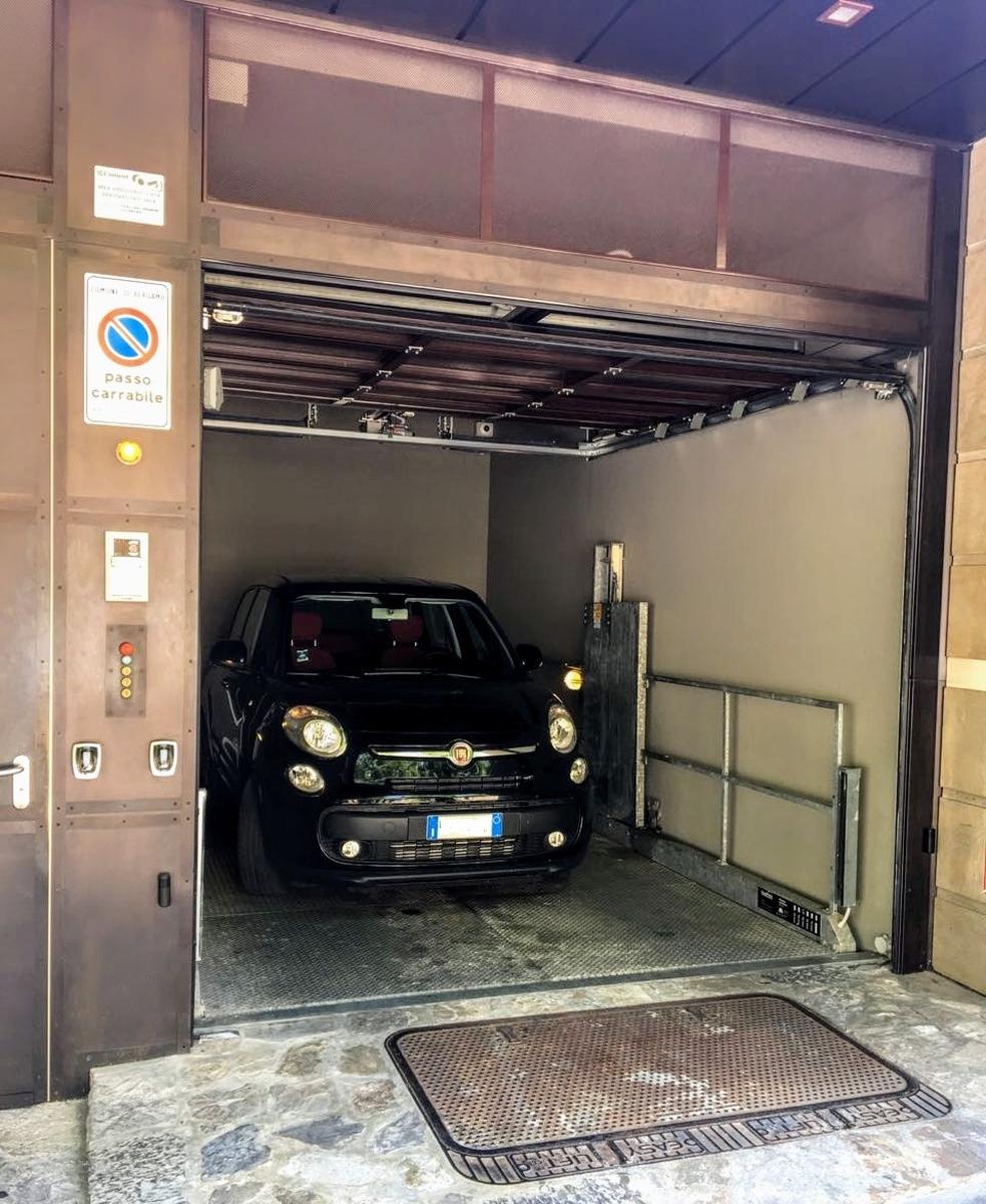 Car lift installed at the charming hotel San Lorenzo